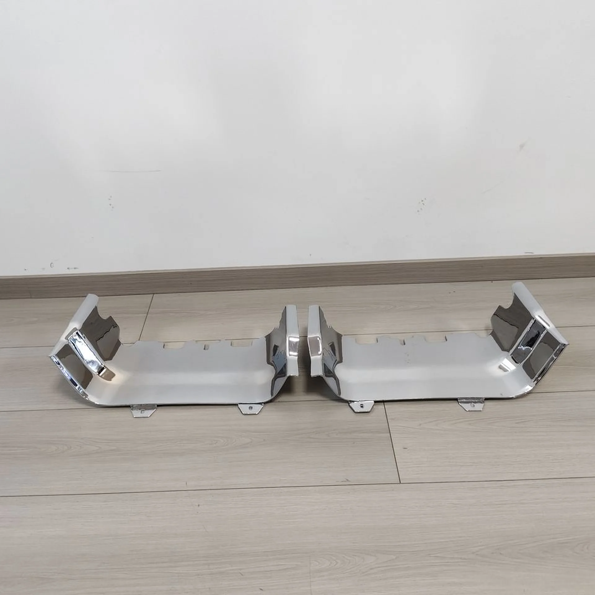 Chrome Plastic Step Panel for Nissan UD / Quon