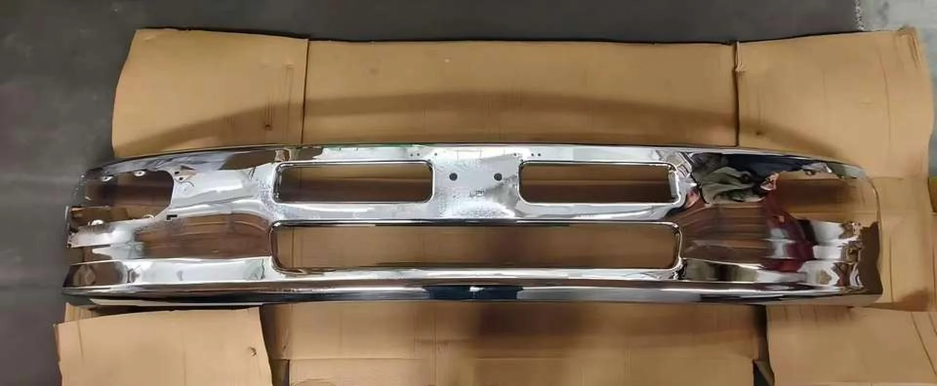 210/230CM Chrome Metal Bumper for Nissan PKB / CWM454