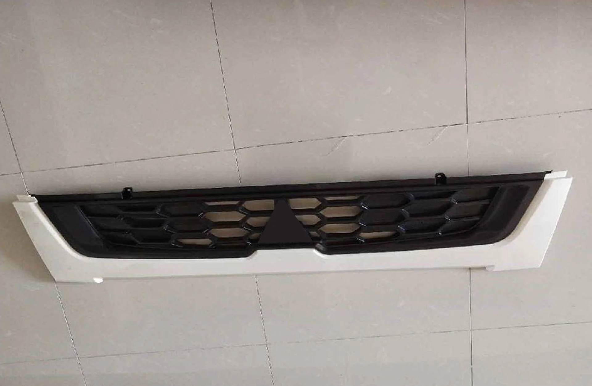 Black / White Plastic Grille for Mitsubishi FM1524 / FM65F