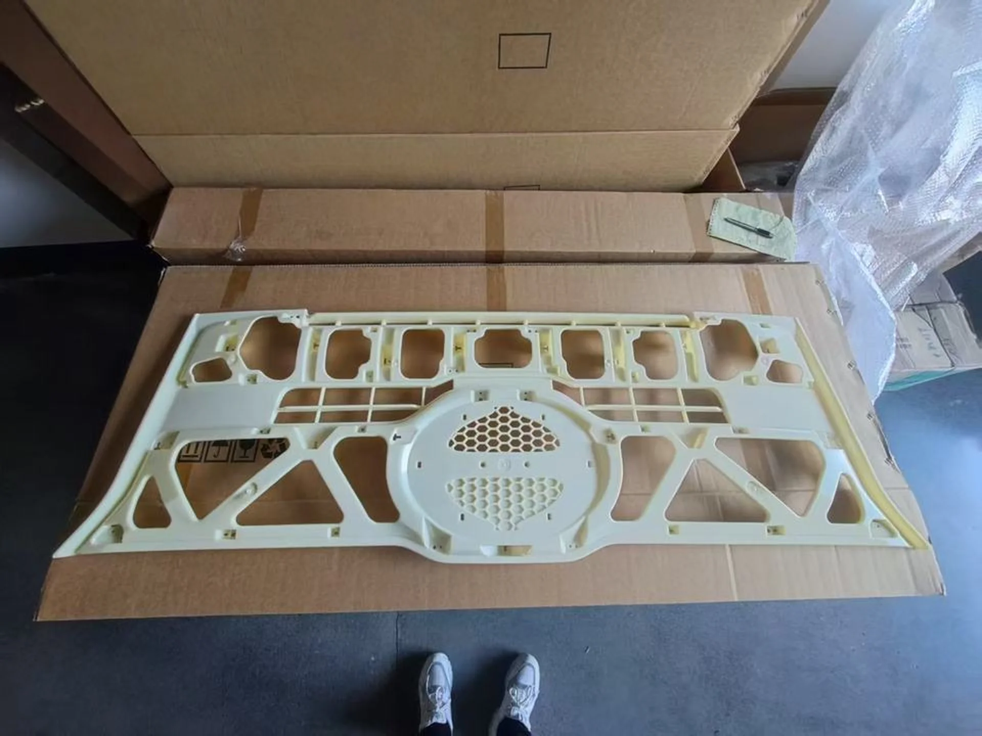 Chrome / White Plastic Grille for Hino New Mega 700
