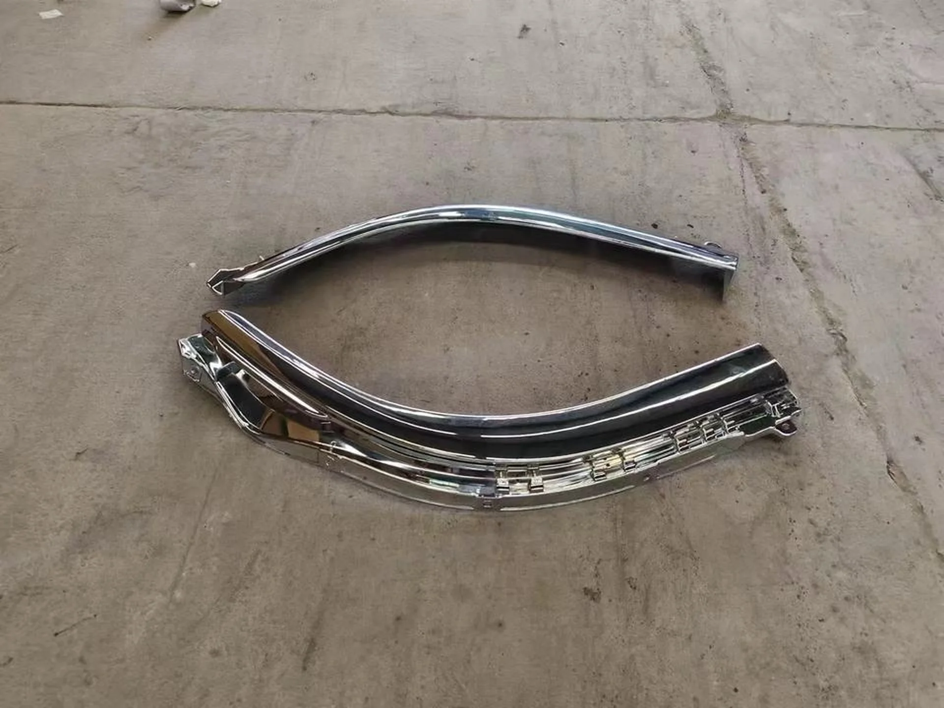 Chrome Plastic Fender / Mud Flap for Isuzu NPR 700P
