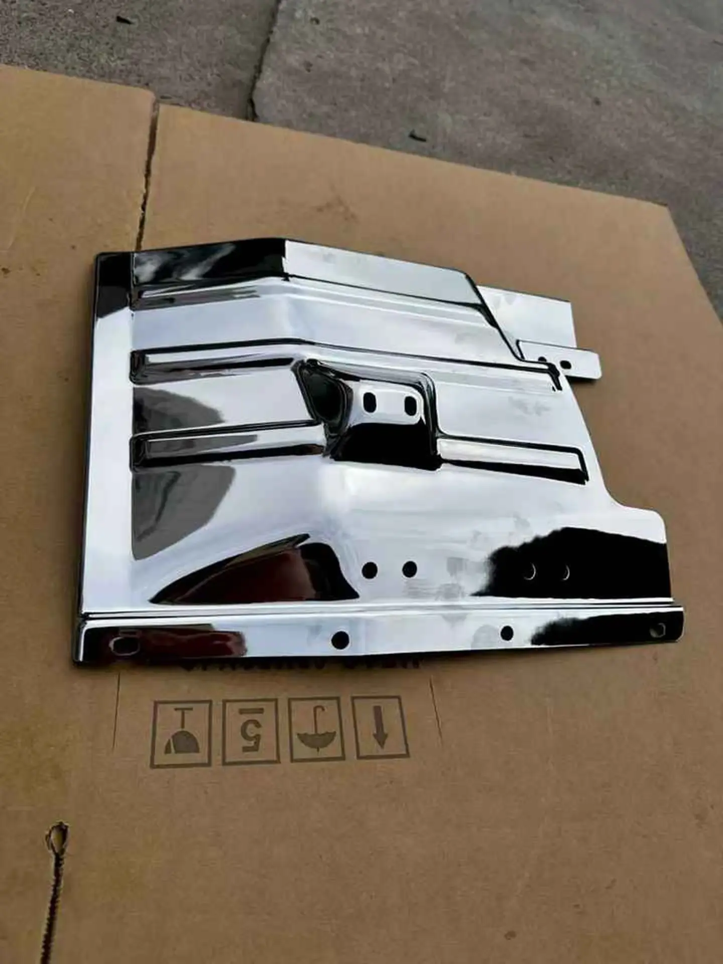 Chrome Metal Fender / Mud Flap for Isuzu NQR 600P