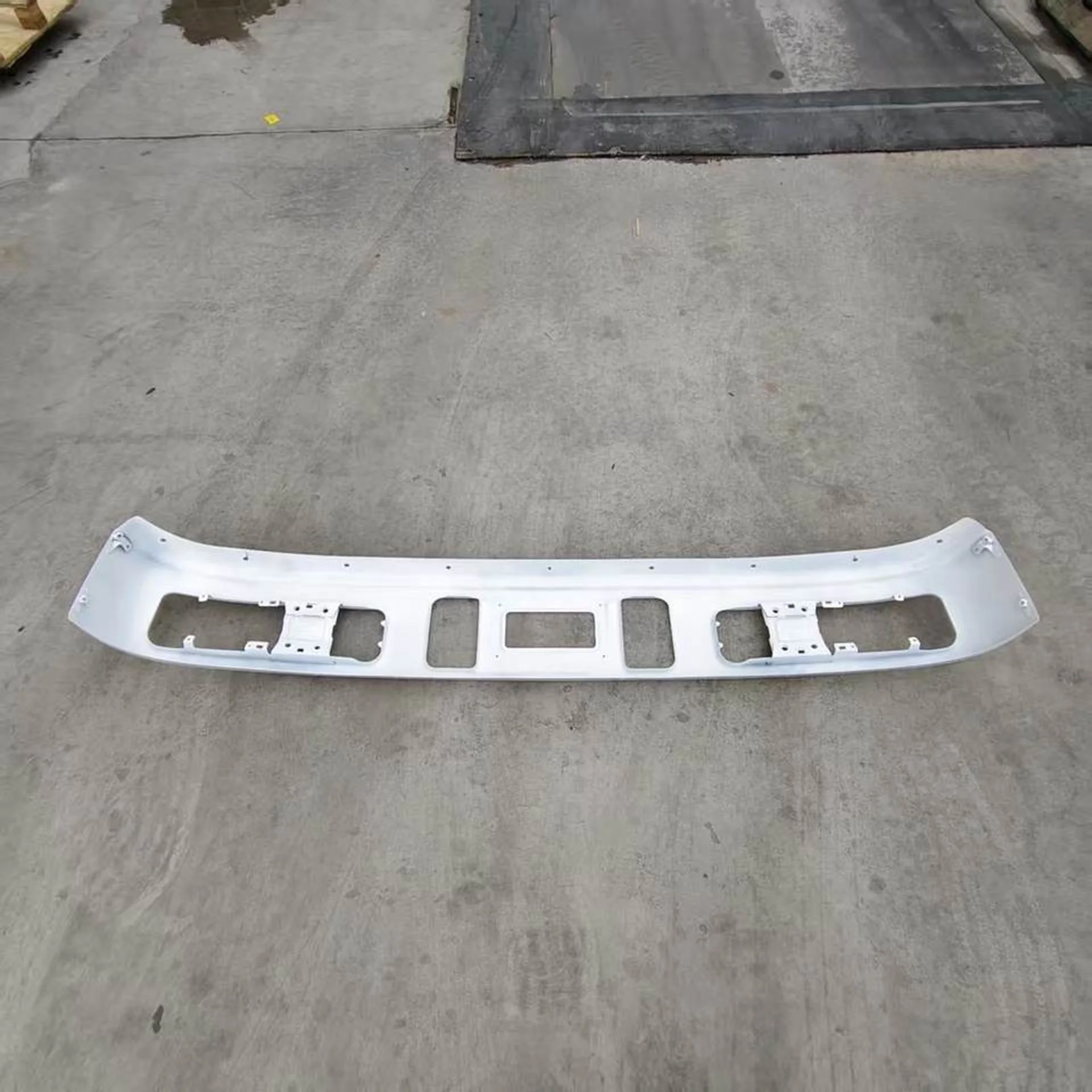 240CM Chrome / White Metal Bumper for Mitsubishi Fuso F380