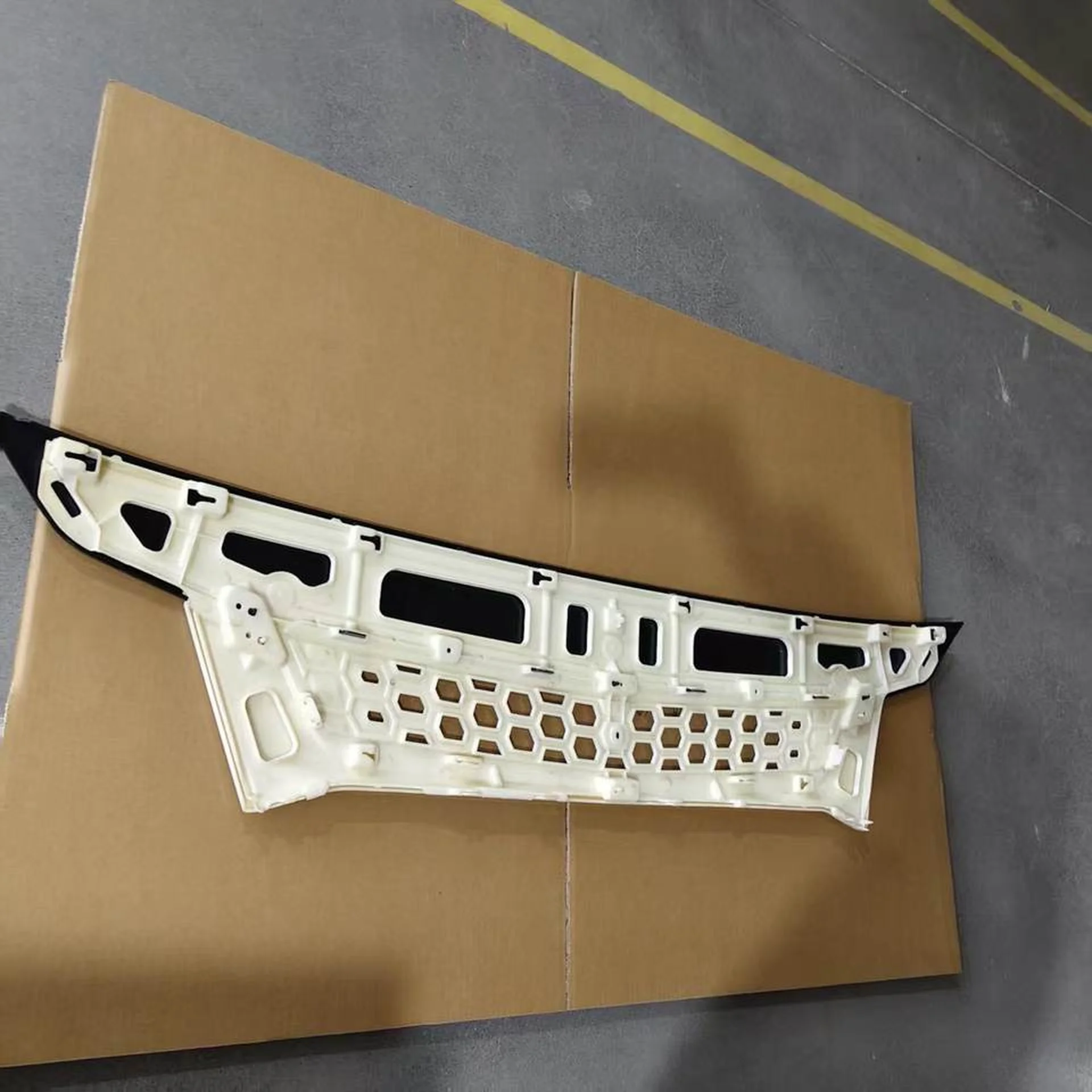 Black / White Plastic Grille for Mitsubishi Fuso 2020