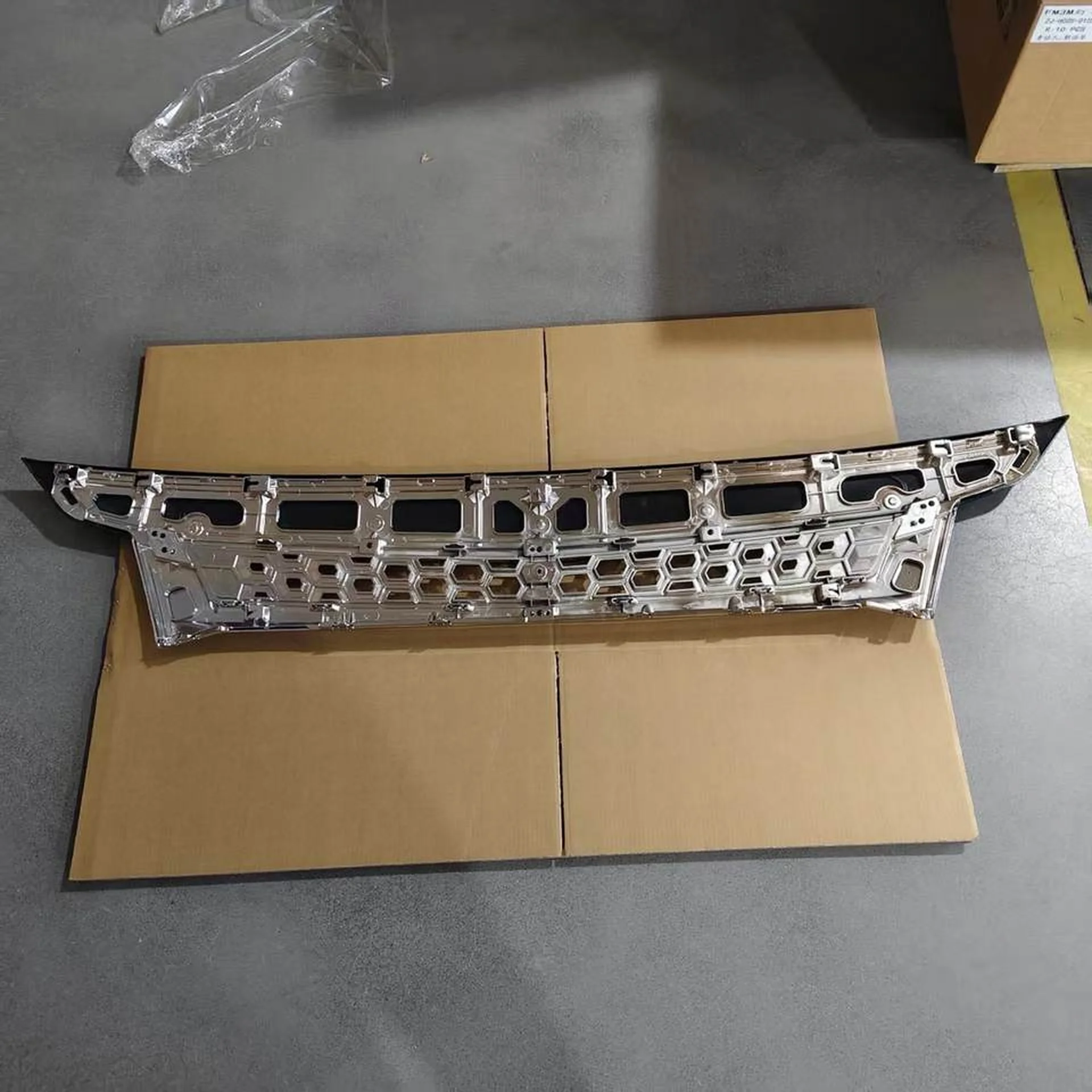 Chrome / Black Plastic Grille for Mitsubishi Fuso 2020