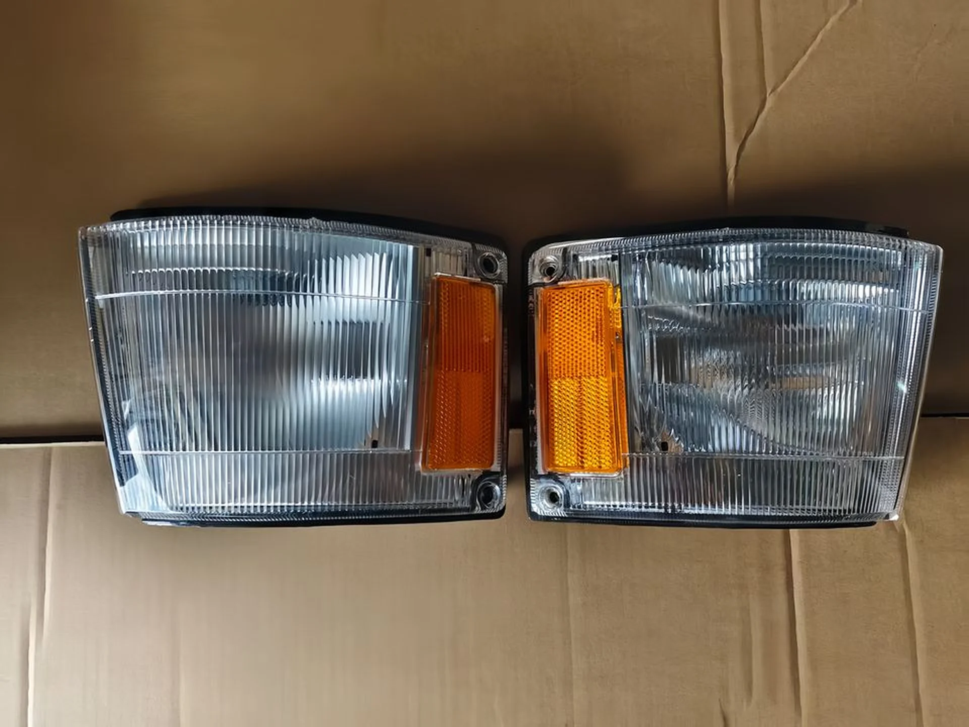 White Plastic Corner Lamp for Hino Profia