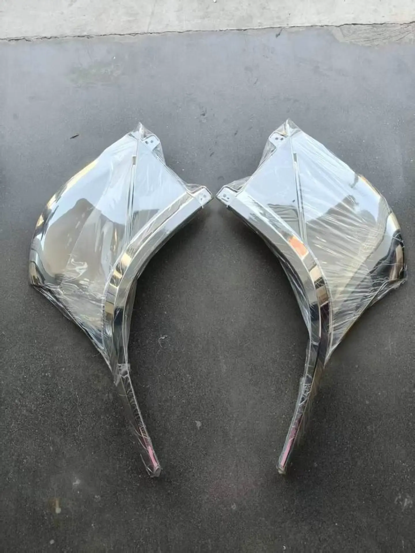 Chrome / White Plastic Fender / Mud Flap for Isuzu Giga 2017