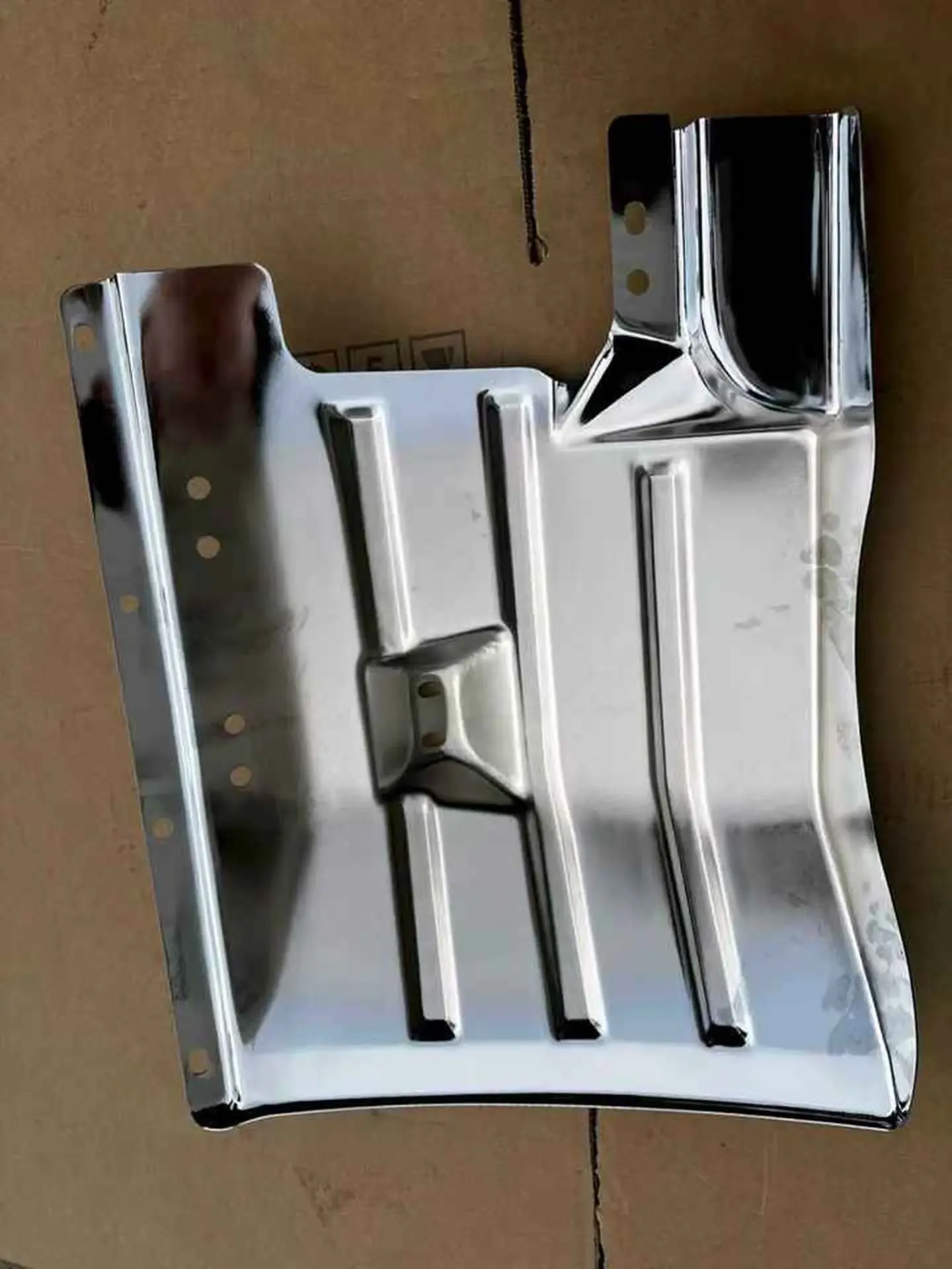 Chrome Metal Fender / Mud Flap for Isuzu NQR 600P