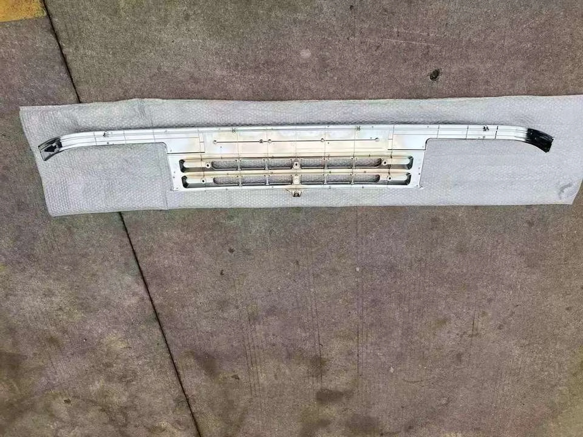 Chrome / Gray Plastic Grille for Mitsubishi FE444