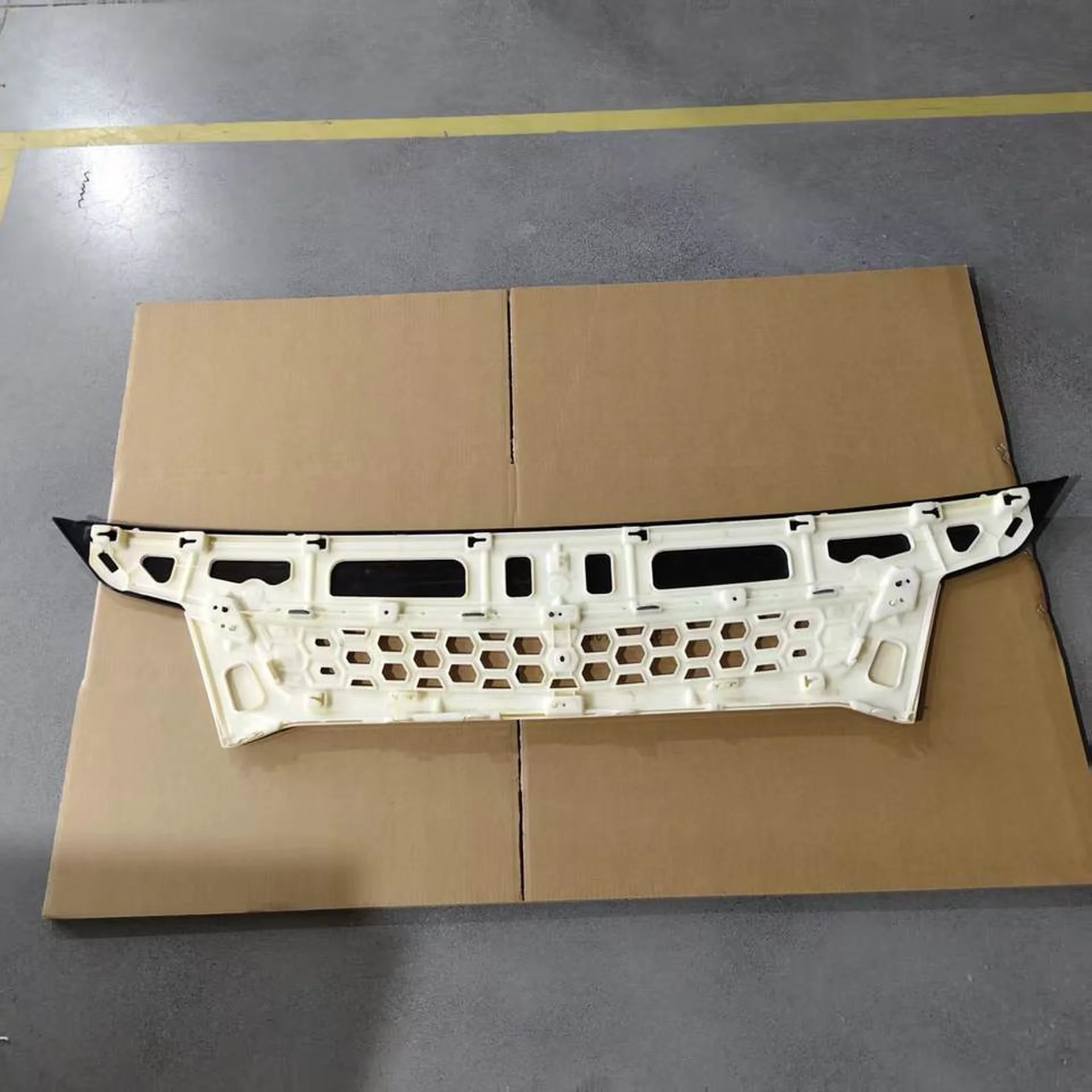 Black / White Plastic Grille for Mitsubishi Fuso 2020