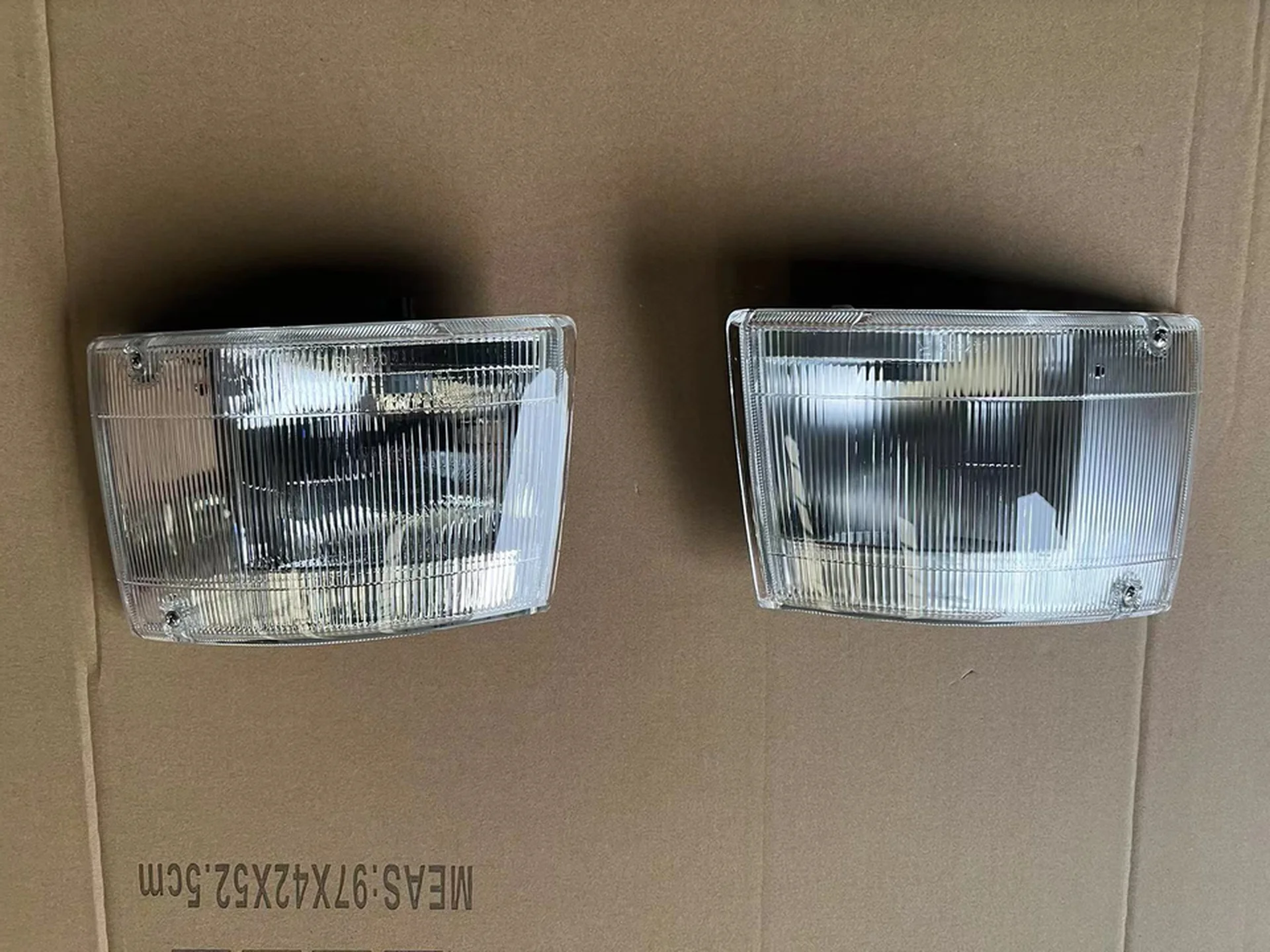 White Plastic Corner Lamp for Hino Profia